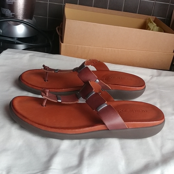 Gentle Souls by Kenneth Cole leather thong sandals - Picture 2 of 9